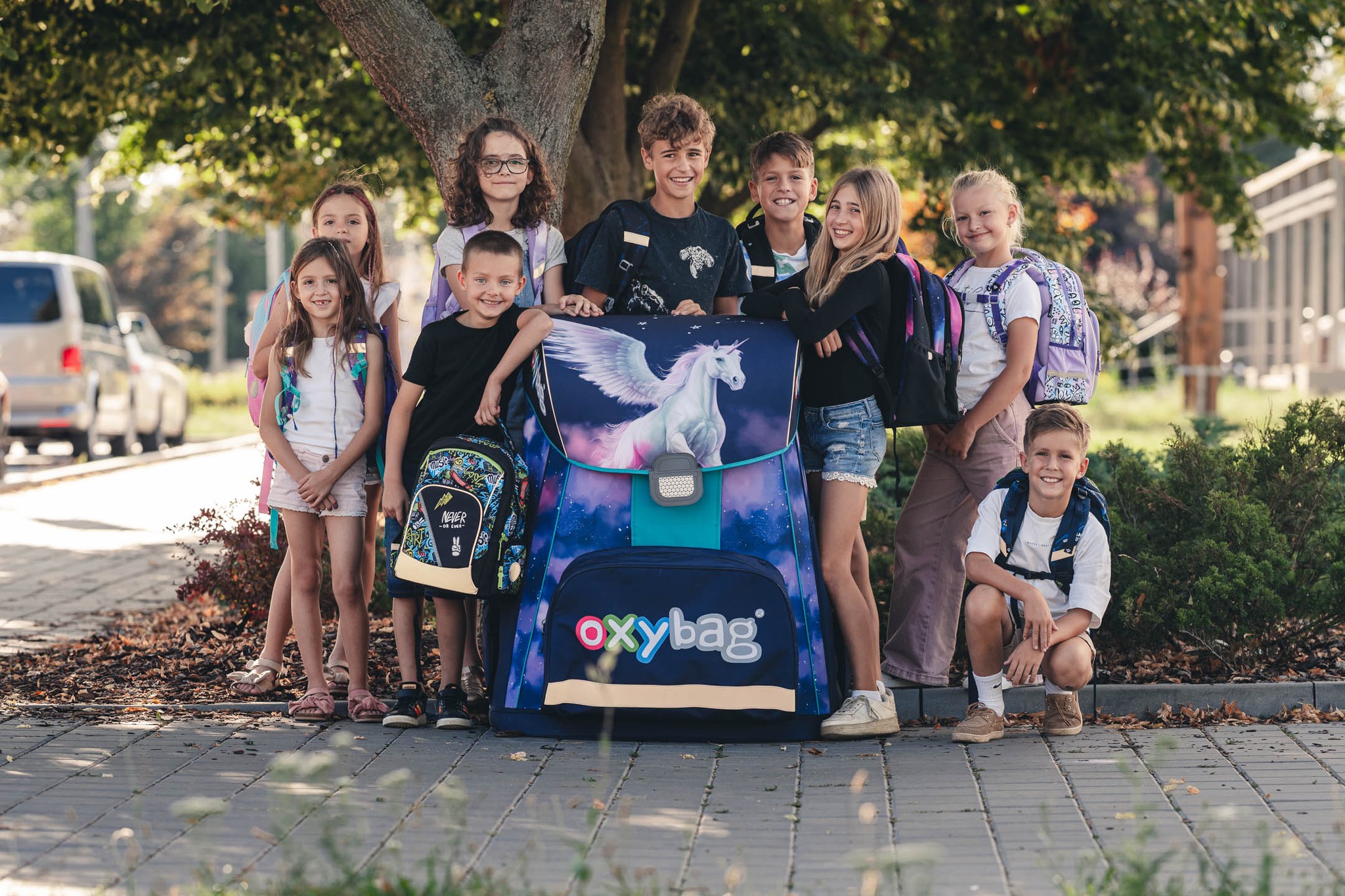 děti se školním batohem oxybag